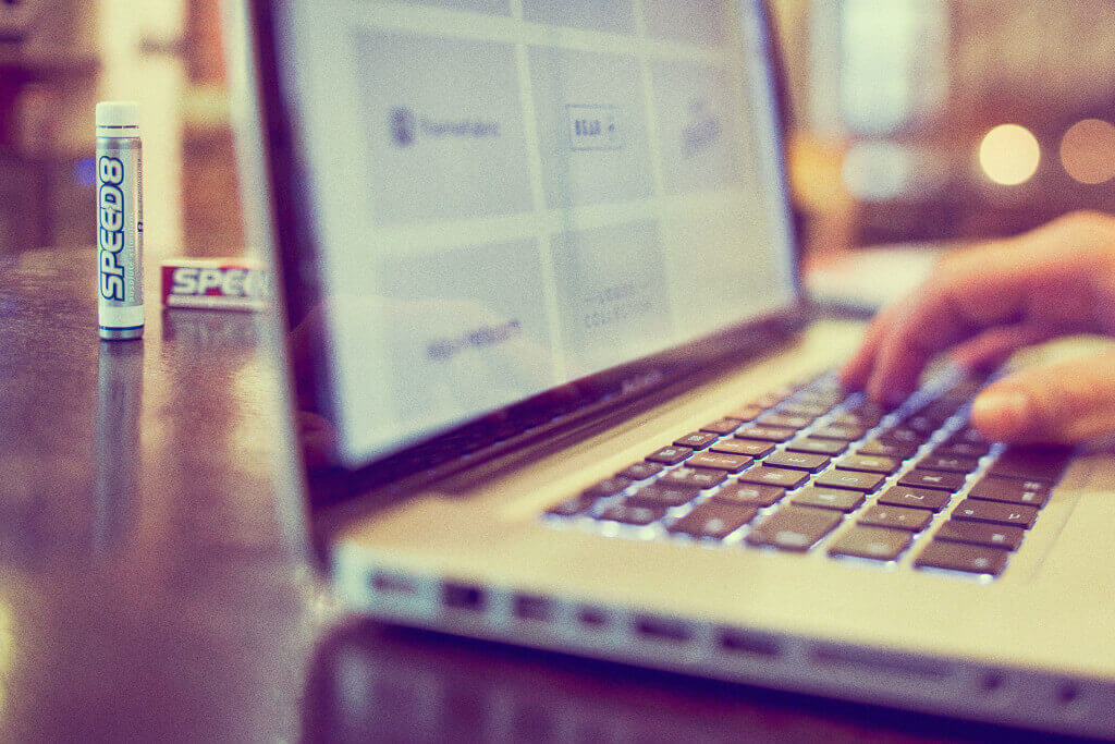 SPEED8 Original — soustředění u laptopu